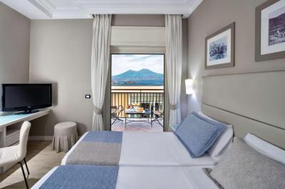 Double Room with Balcony and Partial Sea View 3