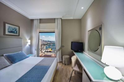 Family Queen Room with Balcony and Sea View 6