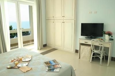 Superior Double or Twin Room with Sea View 8