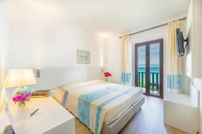 Double Room for Single Use with Balcony and Sea View 7