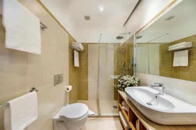 Superior Double or Twin Room with Sea View 8