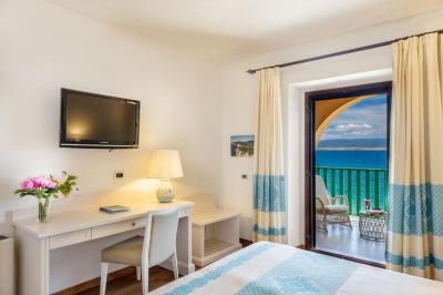 Standard Triple Room with Sea View 15