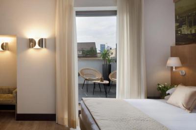 Deluxe Double or Twin Room with Balcony 9