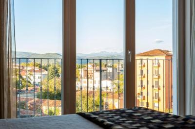 Superior Double Room with Balcony and Bath 9