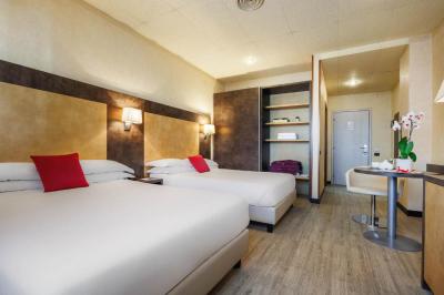 Deluxe Double Room with Two Double Beds 5