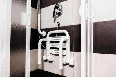 Chambre Double ou Lits Jumeaux - Accessible aux Personnes &agrave; Mobilit&eacute; R&eacute;duite 6