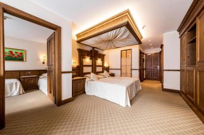 Family Room 4