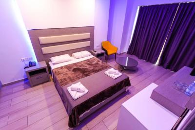 Junior Suite with Pool View 6