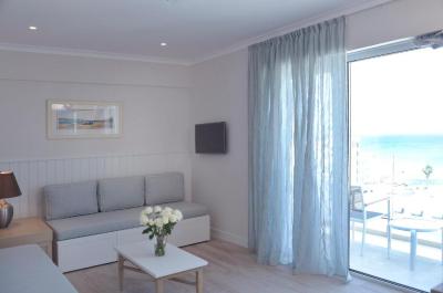 One-Bedroom Suite with Sea View 4