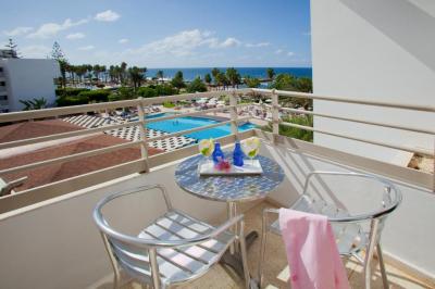 Family Room with Side Sea View 5