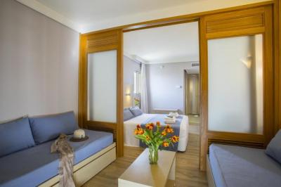 Family Room with Sliding Doors 7