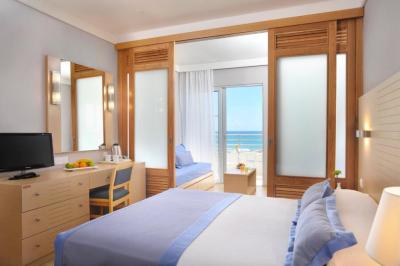 Family Room with Sliding Doors and Sea View 8