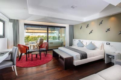 Deluxe Suite with Spa Bath 9