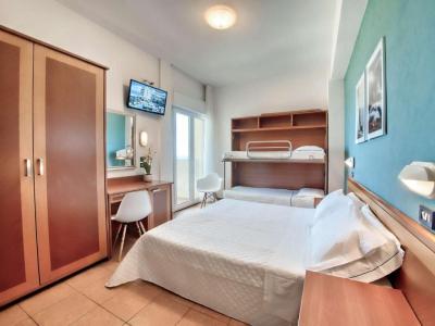Habitaci&oacute;n Cu&aacute;druple con vistas al mar 4