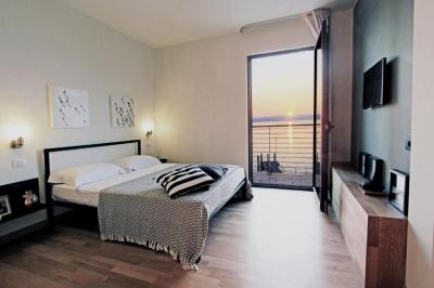 Deluxe Double Room with Balcony - Lake View 3