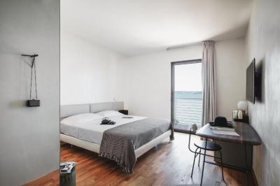 Deluxe King Double Room with Balcony - Lake View 5