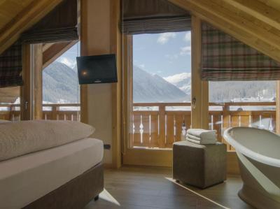 Deluxe Suite 8