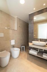Deluxe Double or Twin Room with Balcony 8