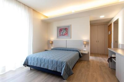 Large Double or Twin Room 9