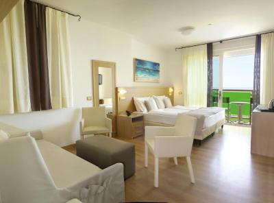 Habitaci&oacute;n Doble Superior con vistas frontales al mar 3