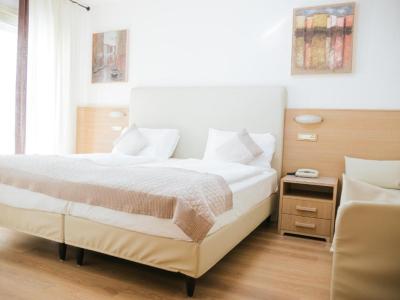 Habitaci&oacute;n Doble Deluxe con vistas laterales al mar 6