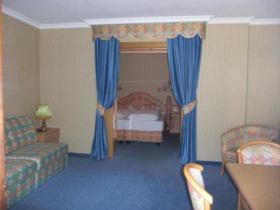 Family Room (2 Adults + 2 Children) 4