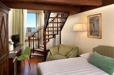 Family Room (4 Adults) 6