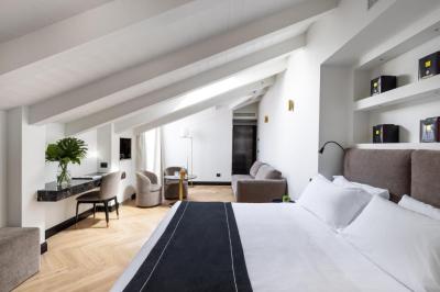 Deluxe Junior Suite 8