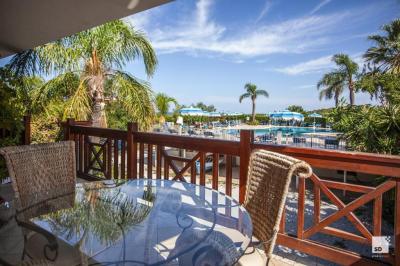 Family Room with Swimming Pool View 4