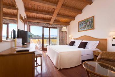 Double or Twin Room with Lake View 1