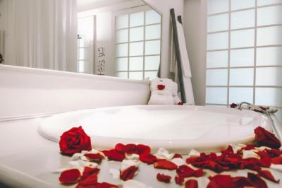 Deluxe Double Room with Bath 3