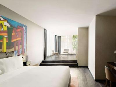Mondrian King Suite with Terrace 7