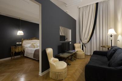Queen Suite with Spa Bath 10