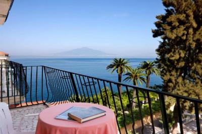 Family Room with Sea View (2 Adults + 1 Child) 8