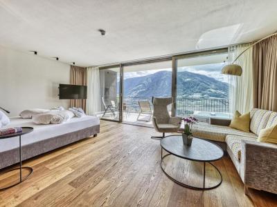 Suite with Spa Bath 8