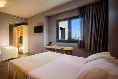 Elegant Triple Room with City View 6