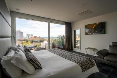 Deluxe Suite with Beach Access 8