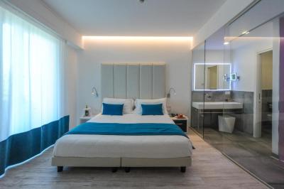 Deluxe Room 12