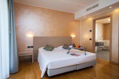 Large Suite 3