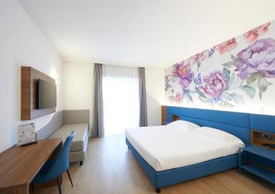 Superior King Room 8