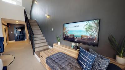 Habitaci&oacute;n con cama extragrande y loft 2