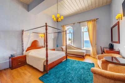 Suite with Sea View 3
