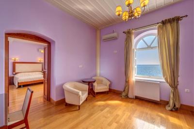 Deluxe Suite with Sea View 6