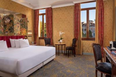 Premium Double or Twin Room with Canal View with Extra Bed 5