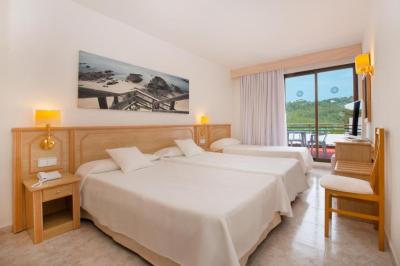 Family Room with Sea View (3 Adults + 1 Child) 4