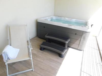 King Room with Spa Bath 10