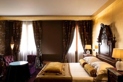 Junior Suite with Canal View 13
