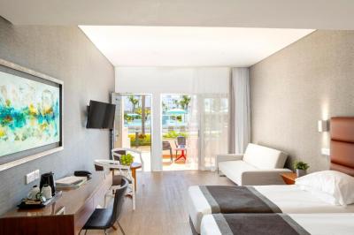 Suite Familiale avec Jardin - C&ocirc;t&eacute; Piscine (2&nbsp;Adultes + 2&nbsp;Enfants) 8