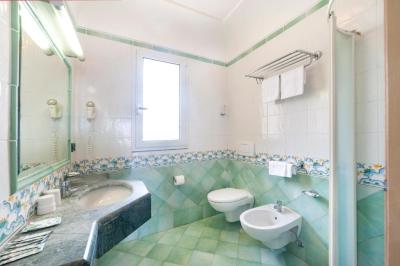 Superior Double Room with Pool View 4