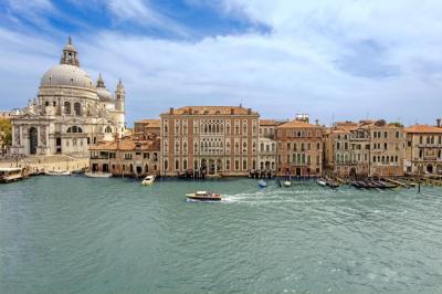 Landmark, Larger Guest room with Canal View,  1 King or 2 Twin/Single Bed(s) 4